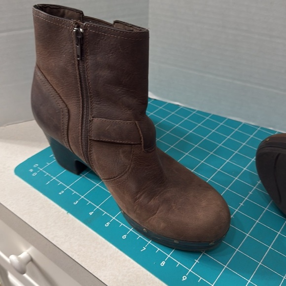 Clark’s Brown Distressed Nubuck Leather Clog Ankle Boot Buckle Woman’s Size 9M - Picture 15 of 16